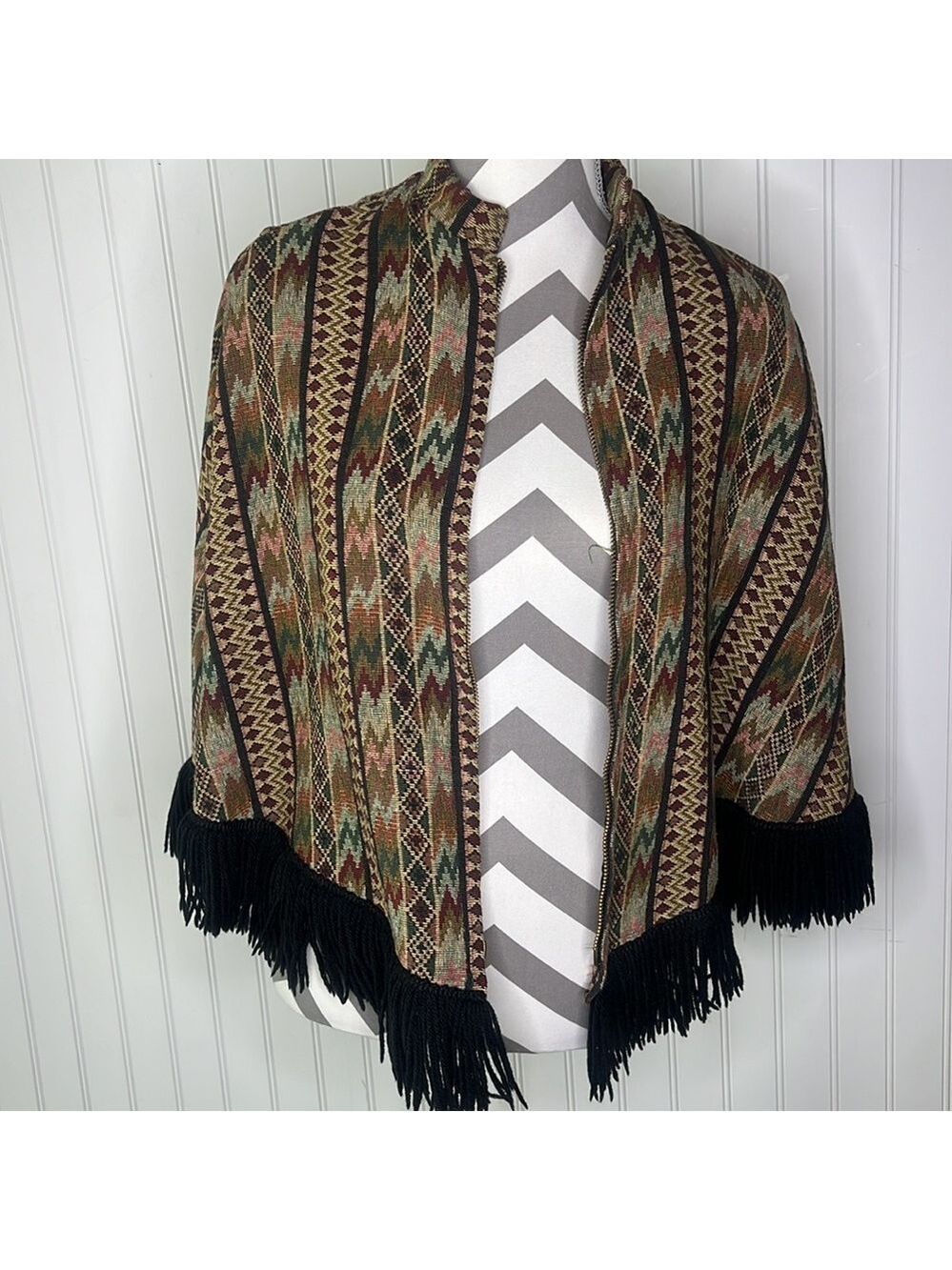- 1970’s Style Tapestry Full Zip Zig Zag Pattern Fringed Poncho Size Small - Picture 7 of 9
